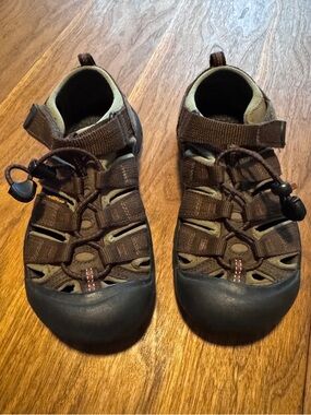 Keen Newport #2 Child’s All Terrain Waterproof Sandals in EUC, Size 2 US, 34 EU